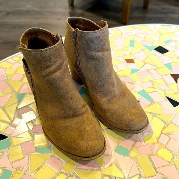 Fergalicious Brown Ankle Heeled Boots Size 9 - Picture 1 of 5